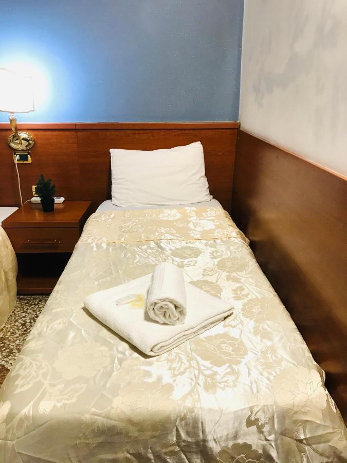 Отель Holiday Rome Termini Экстерьер фото