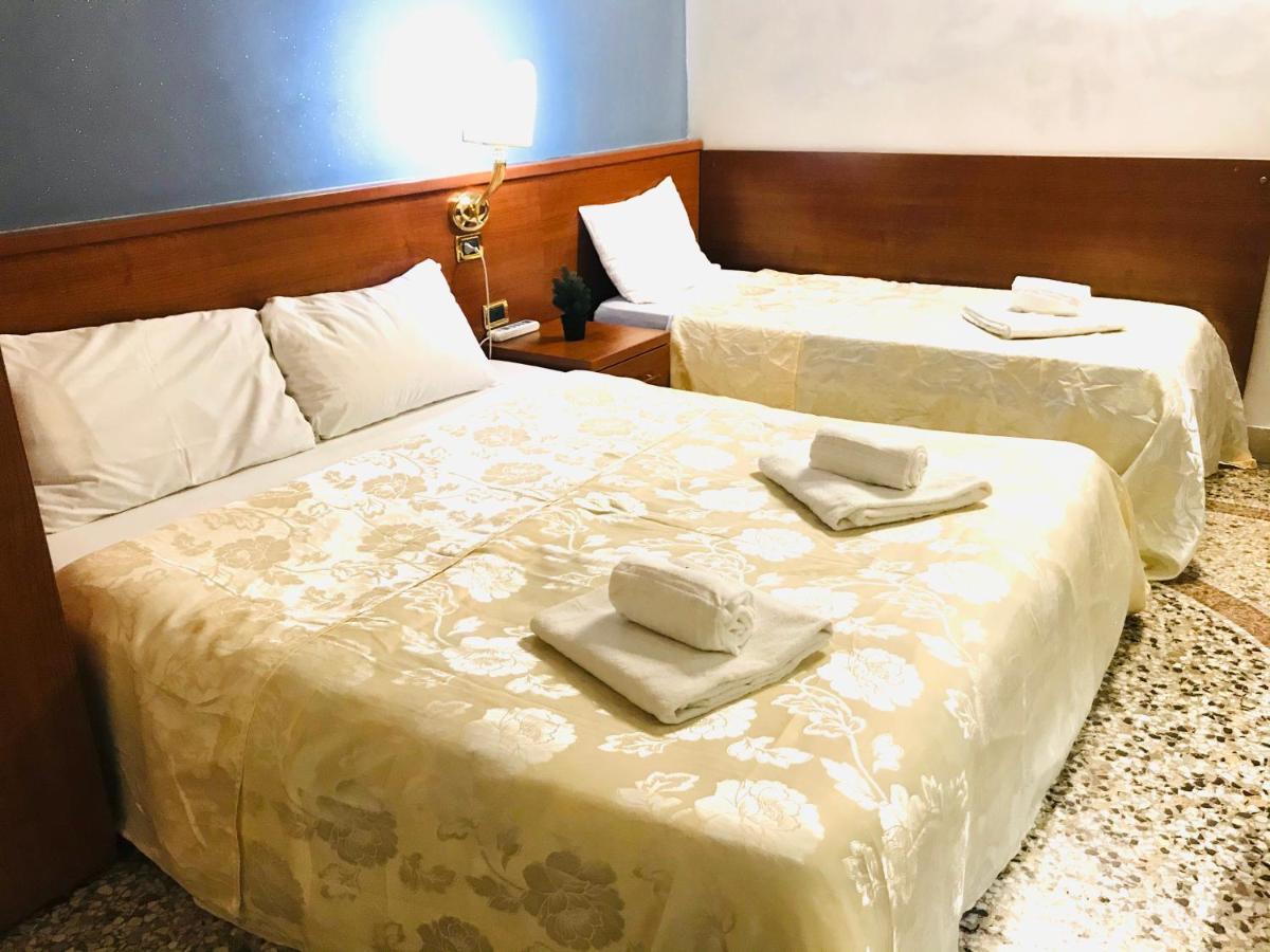 Отель Holiday Rome Termini Экстерьер фото